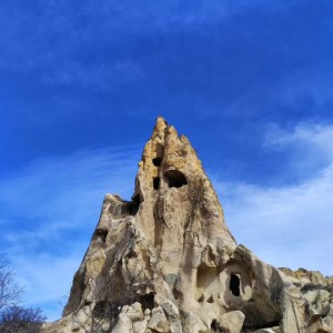 L'église sombre ("Dark Church", "Karanlık Kilise") est l'église rupestre la plus célèbre de Cappadoce.  Elle se trouve à l'intérieur du musée en plein air de Göreme et témoigne de la présence chrétienne au milieu du XIe siècle. Après de nombreuses allées et venues - et bien des péripéties - les peintures ont été restaurées dans les annees 1980. #turkey #cappadocia #göreme